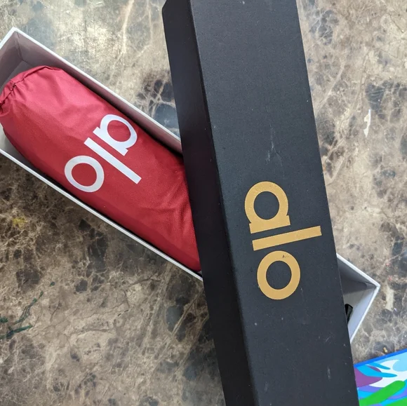 ALO Yoga Red Umbrella - Picture 4 of 5